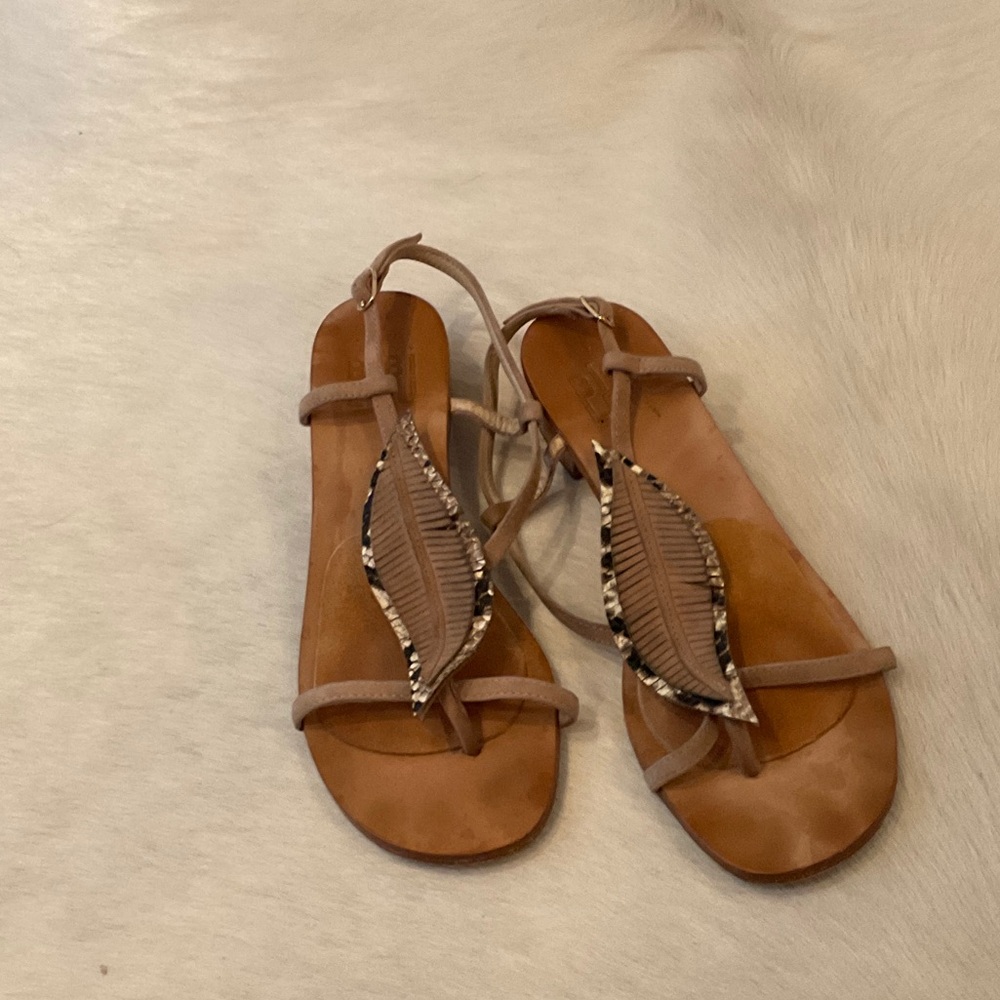Bibilou Elegant Tan Leather Sandals with Leaf Accent